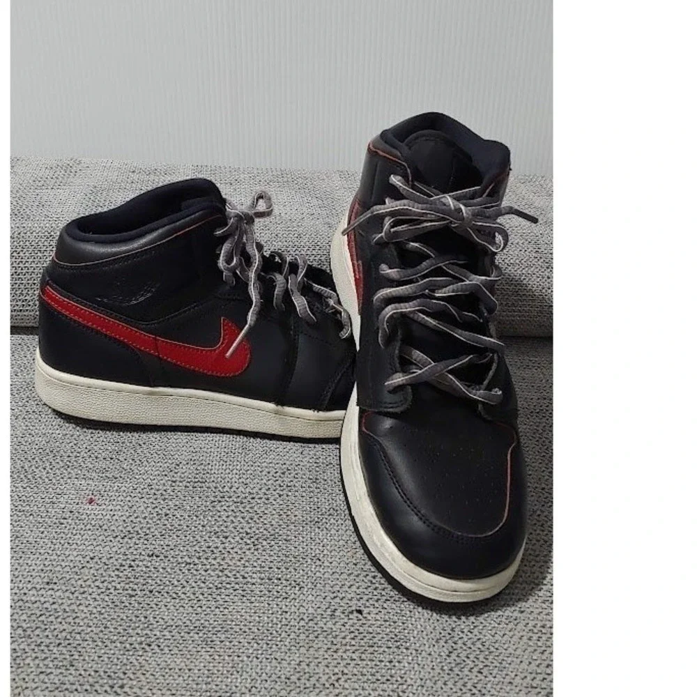 Nike Air Jordan 1 Mid GS Youth Size 6Y Black Gym Red 554725-009 Sneakers